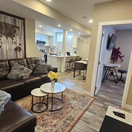 Luxury Basement Suite with 2 Bedrooms, 2 Queen Beds, Free Wi-Fi, and Free Parking, מלון בקלגרי