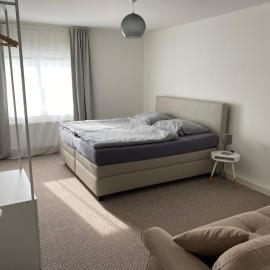 Ferienwohnung Feucht OG NATURNAH Parkplatz WLAN, Hotel in Feucht