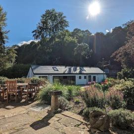 The Cowshed, hotel di Godalming