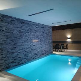 Holiday House "M" Omiš - Newly renovated house with swimming pool, 3 rooms, gym, large terrace with amazing view on town and 6 parkplaces, hotel em Omiš