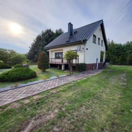 Ferienhaus am Waldrand in der Nähe eines Badesees, hotel in Dylaki