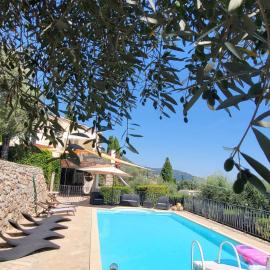"La Colombe sous les Oliviers" Gîte jusqu'à 4 personnes - 75m2 - Sur Boooking - Rez de jardin Piscine Vue mer et lac, hotel en Spéracèdes