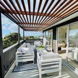 Modern Beach House With Sea Views and Spa, hotel in Waikanae