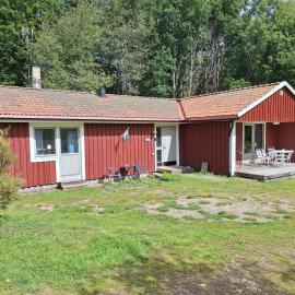 Hus på landet nära sjö, hótel í Berga