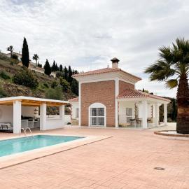 Luxury villa - breathtaking views - hot tub - 15' to beach, מלון בקומפטה