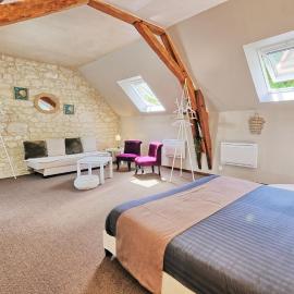 A 2 pas d AZAY, hotel in Neuil