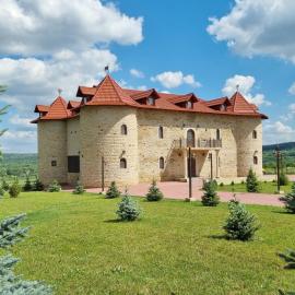 Castel Unghern, хотел в Ivancea