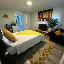 Stay With Precious, hotell i Halifax