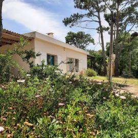 Casa a 3 cuadras del mar, amplio parrillero techado y cochera, hotel di La Aguada