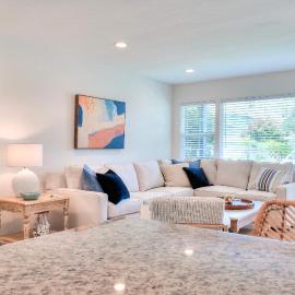 Beachside Bliss Spacious 3BR Retreat, Steps to Ocean, מלון באושנסייד