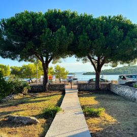 Beachfront Holiday Home Prora Mare with Sea View, hotel v destinaci Ždrelac