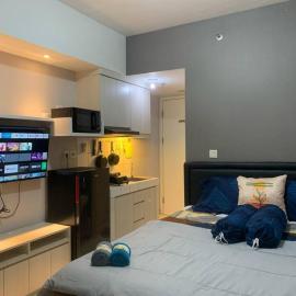 Studio with pool & next to mall, hotel en Bekasi