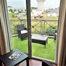 Appartement dernier étage terrasse et parking, hotel en Carantec