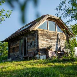 Deda Vinko Off Grid Cabin, Hotel in Ključ