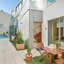 Stylish Townhouse In Tavira Centre, Shared Pool