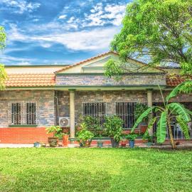 Casa grande y privada, jardín & estacionamiento