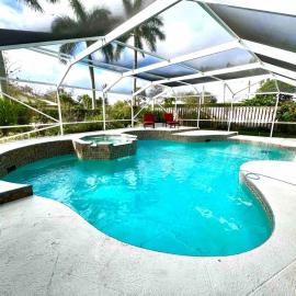 Wellington Pool House With Spa and Putting Green