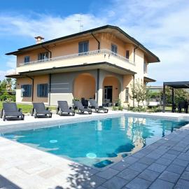Villa 2, hotell i Cassano dʼAdda