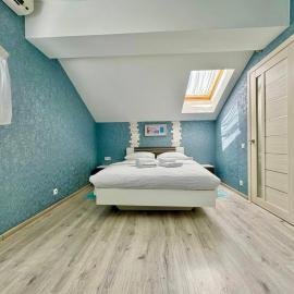 ApartPoltava Ексклюзивна МАНСАРДА з виходом на дах, НОВОБУДОВА, LED ДЗЕРКАЛО Корпусний парк