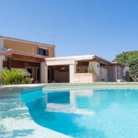 Villa con piscina al mare, hotel em Ognina