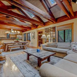 Alpine Meadows Retreat 3 Min to Base with Hot Tub, Hotel in Alpine Meadows