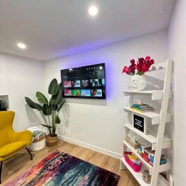 Stylish & Modern 2 Bedroom Suite, khách sạn ở Regina
