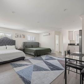 Prime new beautiful studio in burbank, hotelli kohteessa Burbank