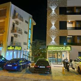 Ambassador & Ambassador Lux Apartments, hotel u Ulconju