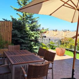 Estancia con jardín entre golf y monte - cerca Logroño, hotelli kohteessa Sojuela