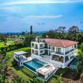 Grand Cypress Luxury Home, хотел в Монтенегро