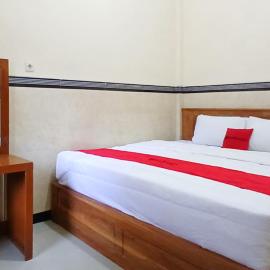 Krampijangan में, होटल RedDoorz at Dien Homestay Syariah Alun-alun Pasuruan