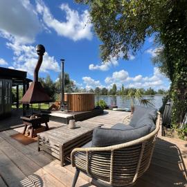 New- The Cabana- With Sauna and Hot Tub, on a lake near Amsterdam, hotel din Vinkeveen