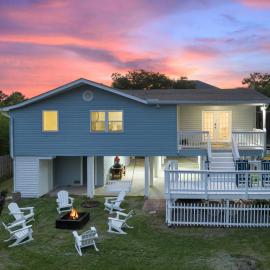 Mins to Casino & Beach Fire Pit Large Yard Decks, hotel in Shoreline Park