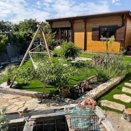 Casa em madeira com jardim privado, hotel in Peniche