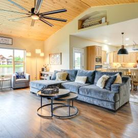 Modern Pagosa Springs Home w/ Deck on Village Lake, hotel in Pagosa Springs