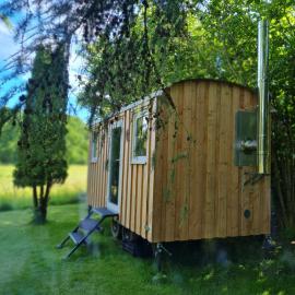 B&B Bauernhofferien auf Møn, Schäferwagen " DARK SKY", hotelli kohteessa Askeby