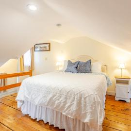 The School House Cottage, Historic 1BR Mystic River Stay Near Seaport, hotel di Groton