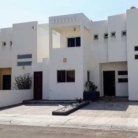 Residencia en Privada con Casa Club y Alberca