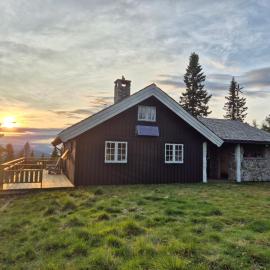 Cozy log cabin at beautiful Nystølsfjellet, hotel i Gol