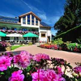 Wellness-Hotel Talblick, hotelli kohteessa Schömberg