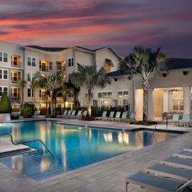 Gated Resort Style 2BR - KING Bed, Pool Views, SPA Hot Tub, Gym, WiFi, Wash & Dry, AC, Elevators, Starbucks, EV CHRG Station, Free Parking, Pets -- IDEAL FOR Medical, Business, Relocation, Long Stays - by Moffitt Cancer Ctr, USF, River Hills Country Club