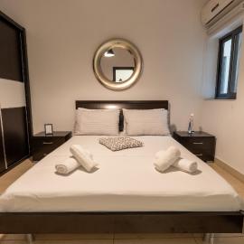 Spacious Ensuite Bedroom - Shared Flat- Gzira, hotel a Il-Gżira