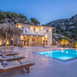 Villa petros, luxe villa met privé zwembad – hotel w mieście Malia