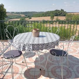 Maison de village avec superbe vue، فندق في Cuq