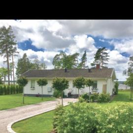 Beautiful lake house with first class view !, hotel in Ljungby