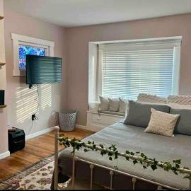 Stained Glass Serenity Suite, hotel in Cleveland