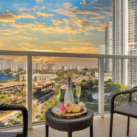 Luxury Bayfront Studio with Balcony Amazing Pool