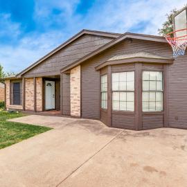 Game Room & Patio: Family Home in The Colony!