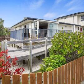 Modern 2-Bedroom Oasis Just Steps from the Beach, hotel in Christchurch