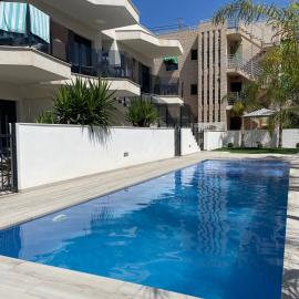 Air-conditioned Elisa Apartment with spacious sunroof lounge and swimming pool, hotel in San Javier